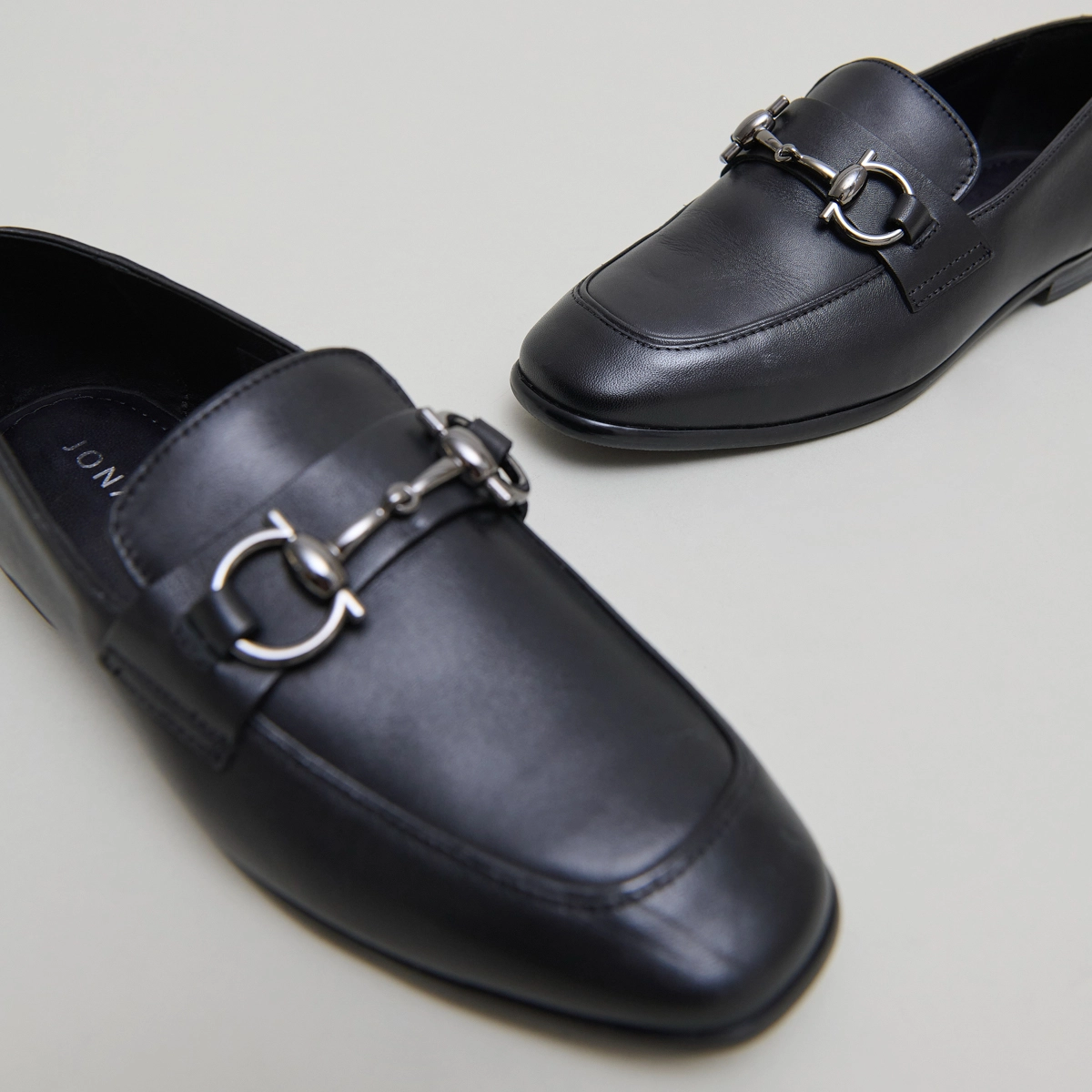 Mocassins &agrave; mors et bouts carr&eacute;s en cuir noir | AMELLE | Jonak