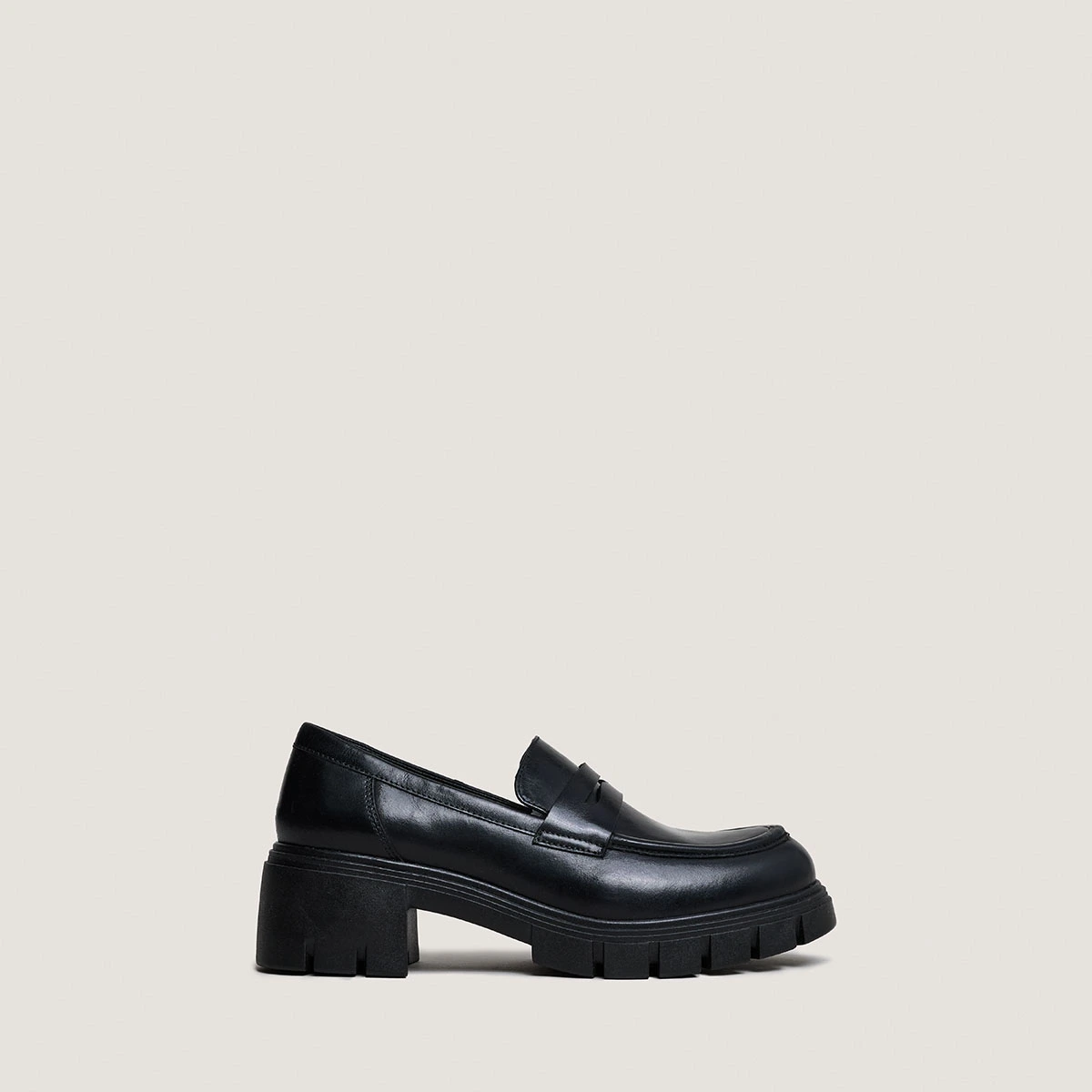 Mocassins &agrave; talons et semelles crant&eacute;es.... en cuir noir | ARON | Jonak