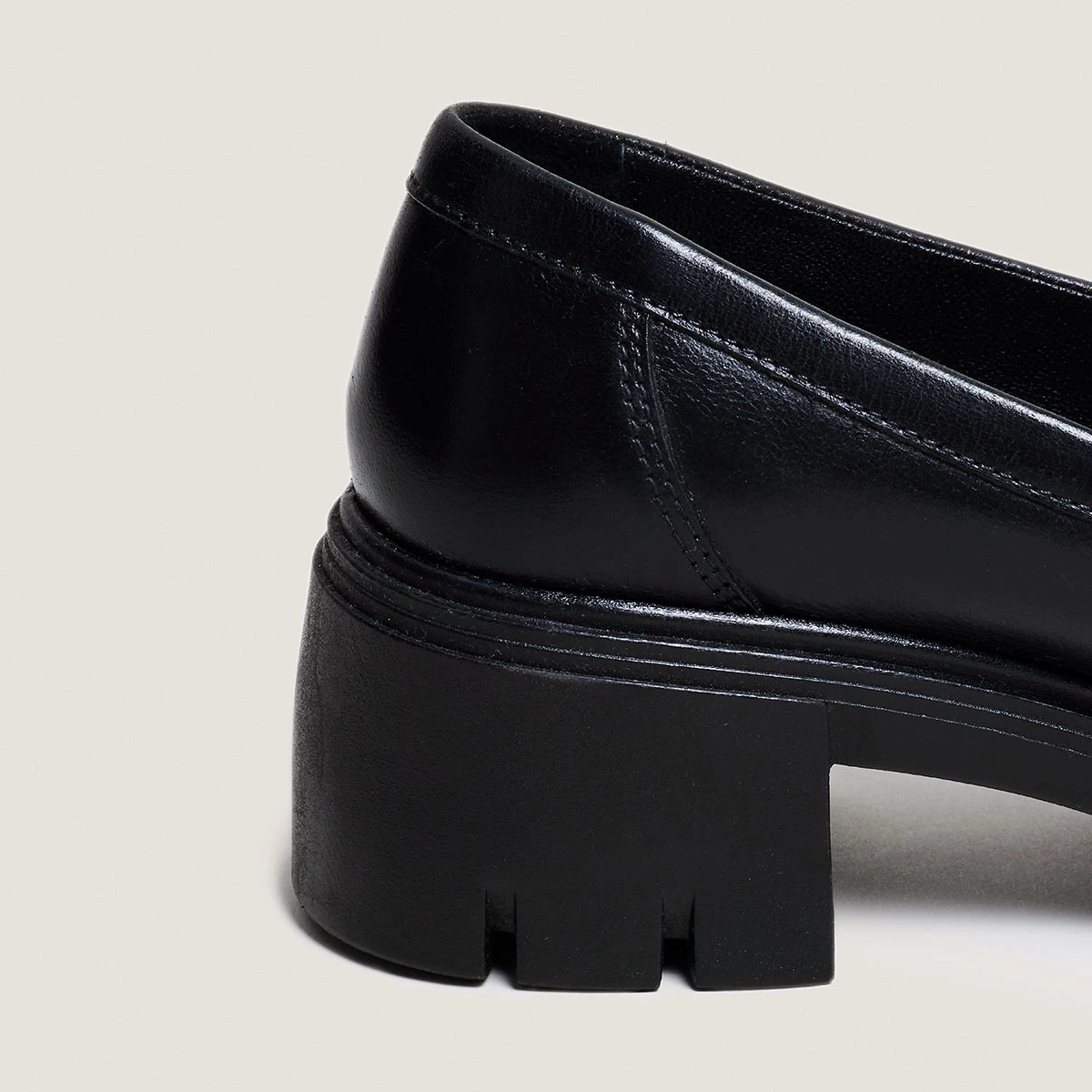 Mocassins &agrave; talons et semelles crant&eacute;es.... en cuir noir | ARON | Jonak