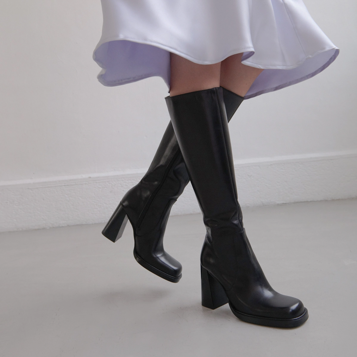 Bottes à talons et bouts carrés en cuir noir | BERTRAND | Jonak