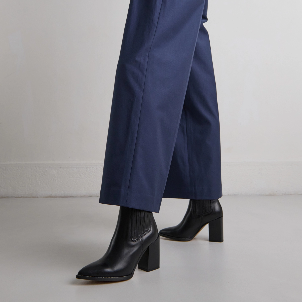 Bottines &agrave; talons et bouts pointus en cuir noir | PERLINE | Jonak