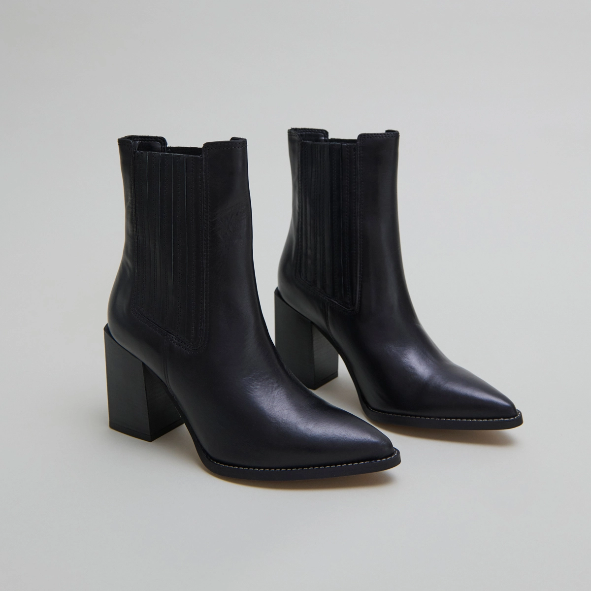 Bottines &agrave; talons et bouts pointus en cuir noir | PERLINE | Jonak
