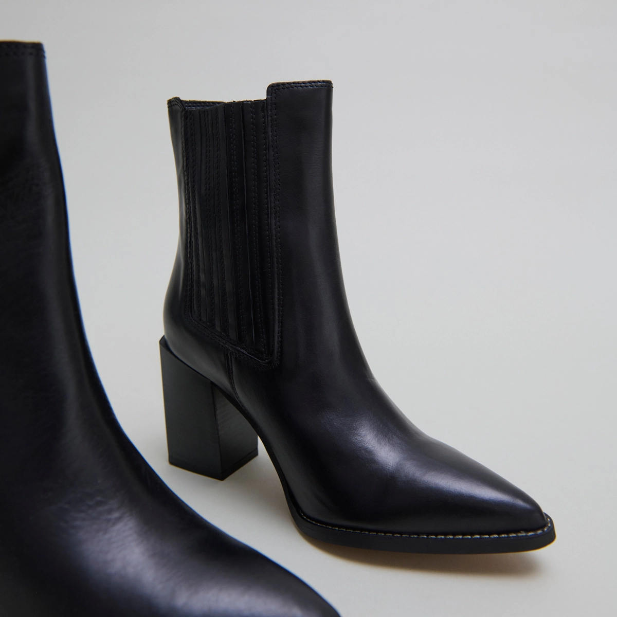 Bottines &agrave; talons et bouts pointus en cuir noir | PERLINE | Jonak