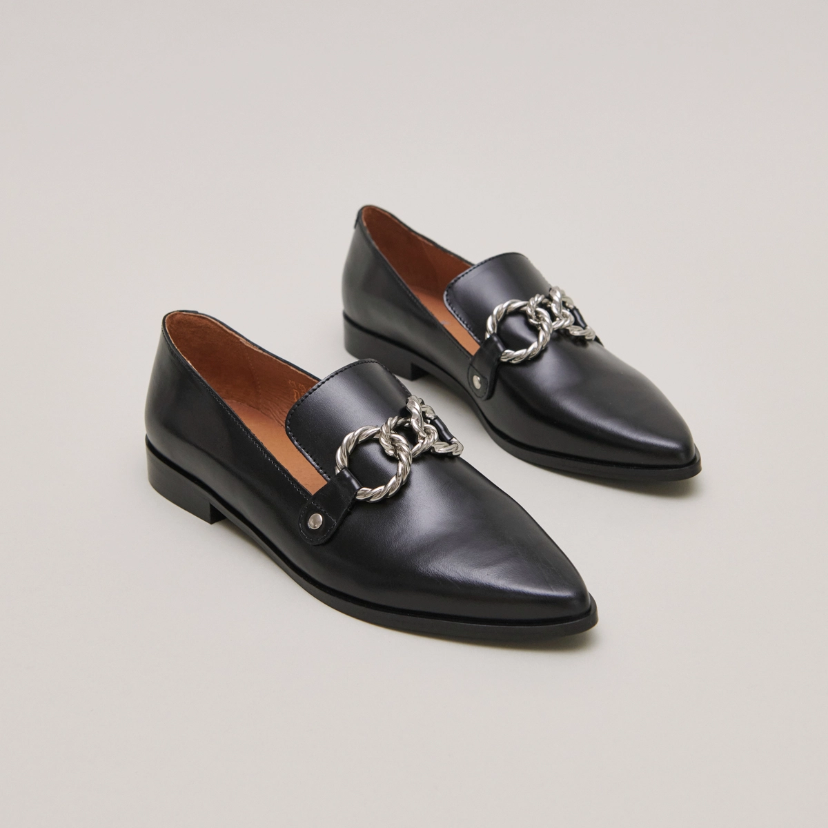 Mocassins &agrave; boucles argent&eacute;es et bouts p... en cuir noir | ALICANTE | Jonak