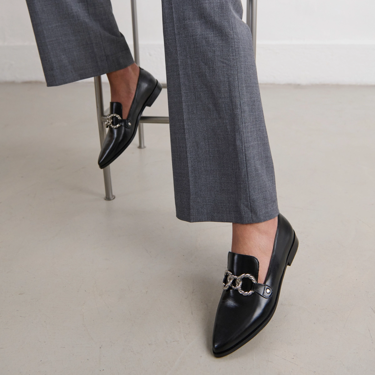 Mocassins &agrave; boucles argent&eacute;es et bouts p... en cuir noir | ALICANTE | Jonak