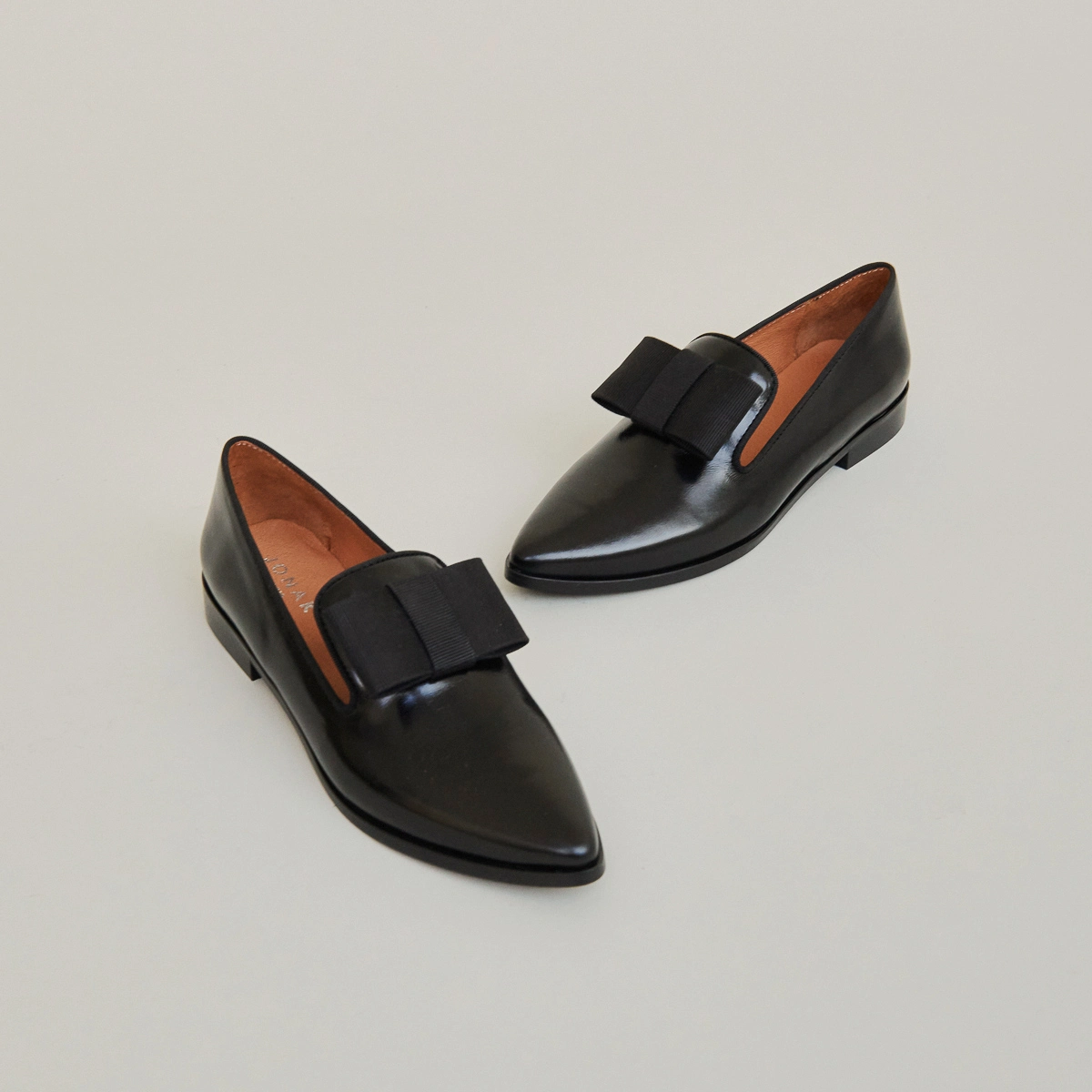 Mocassins &agrave; noeuds et bouts pointus en cuir noir | ANGLET | Jonak