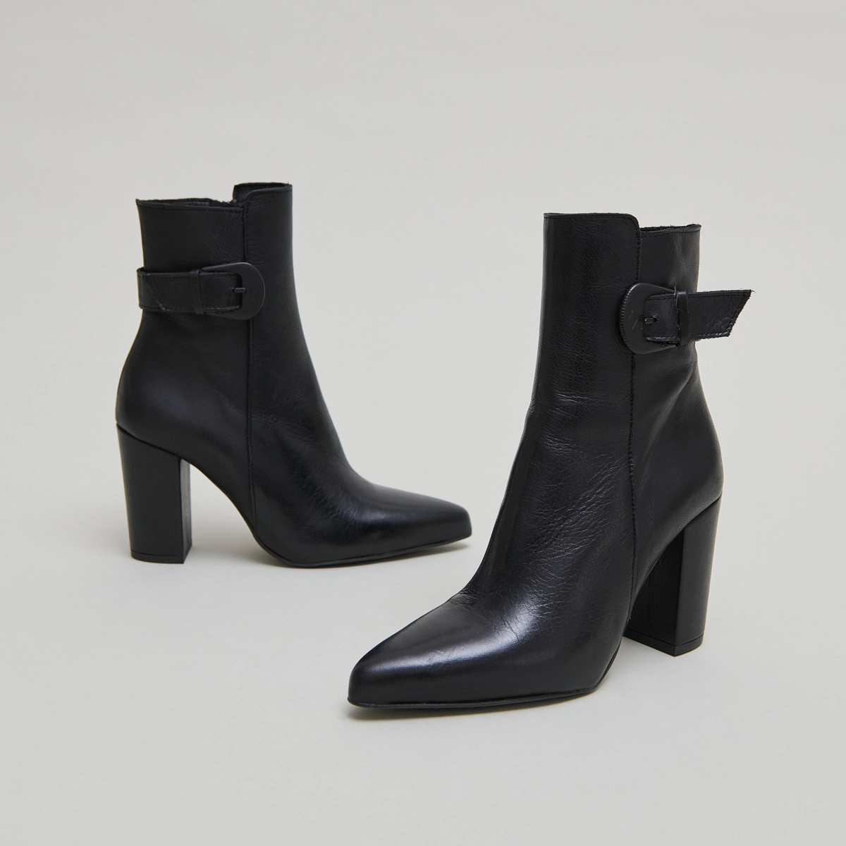 Bottines à bouts pointus et boucles en cuir noir | BETH | Jonak