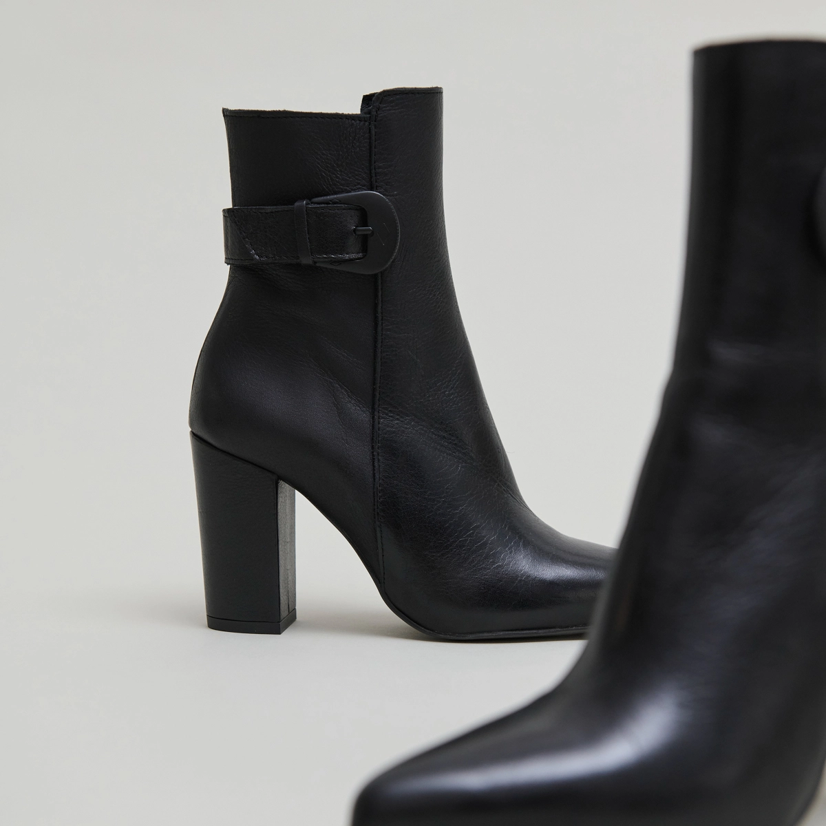 Bottines à bouts pointus et boucles en cuir noir | BETH | Jonak