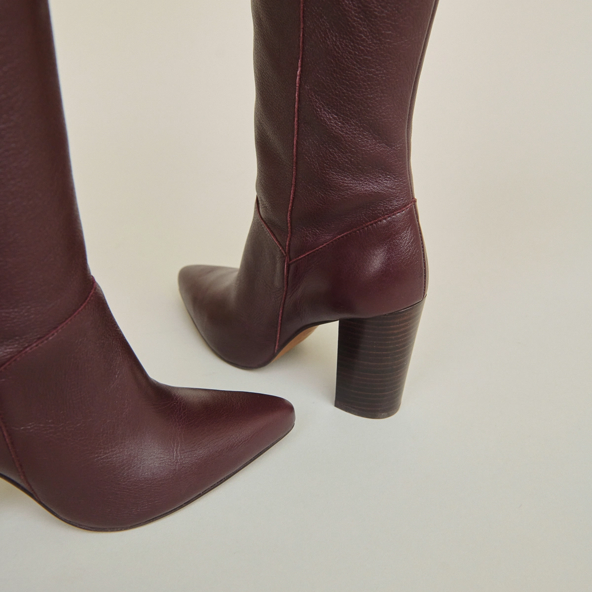 Bottes hautes à talons et bouts pointus en cuir bordeaux | BETHANY | Jonak