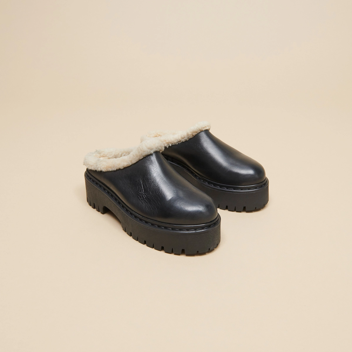 Mules à bouts ronds et semelles crantées... en cuir noir | RAYA | Jonak