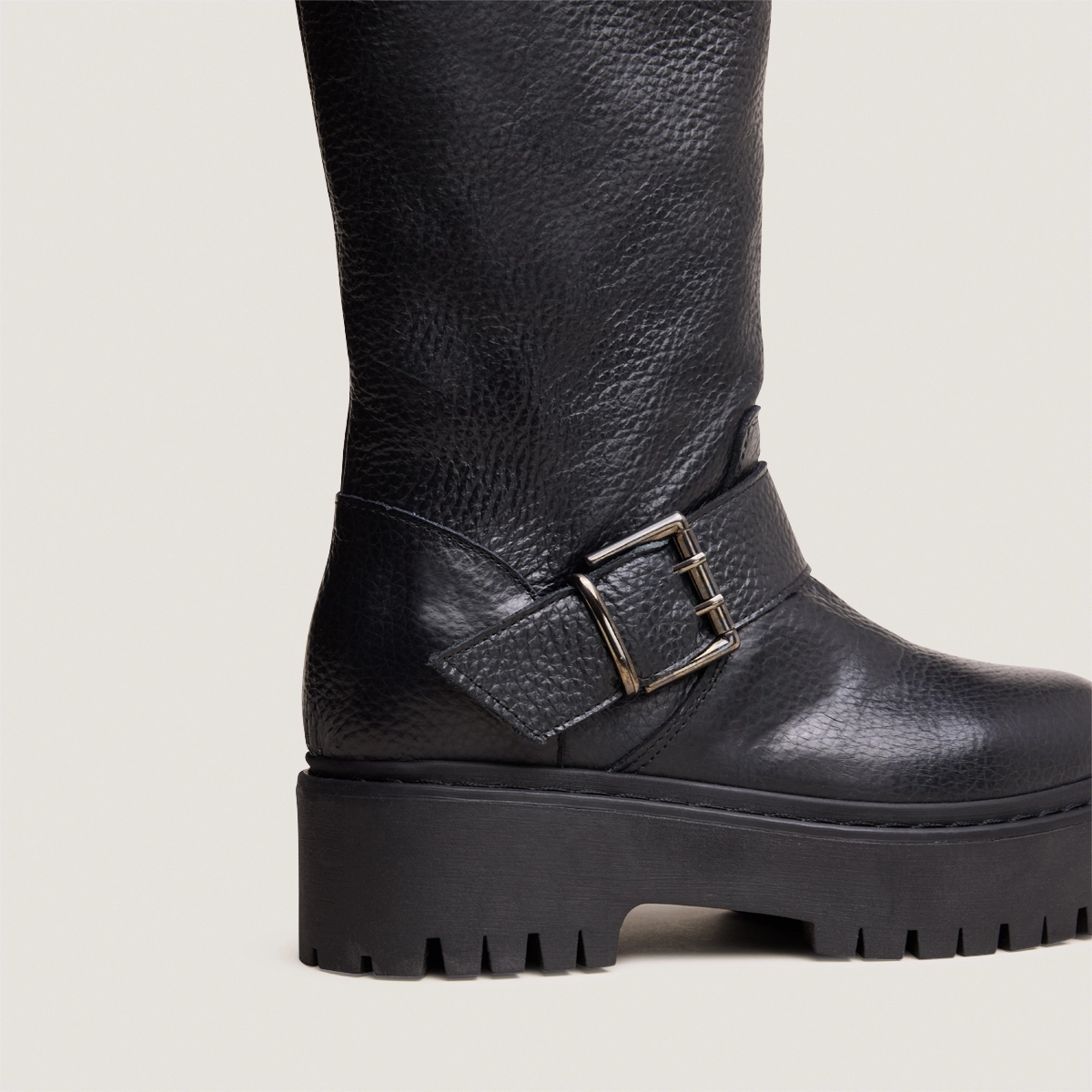 Bottes &agrave; sangles et semelles crant&eacute;es en cuir grain&eacute; noir | REINE | Jonak