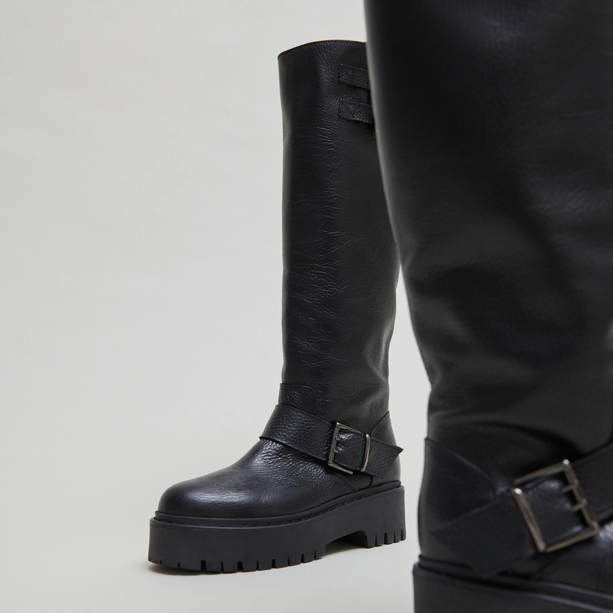 Bottes &agrave; sangles et semelles crant&eacute;es en cuir grain&eacute; noir | REINE | Jonak