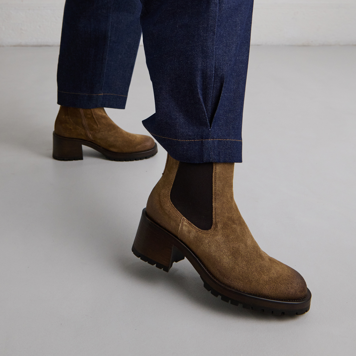 Bottines à semelles crantées en croute taupe | CECILE | Jonak
