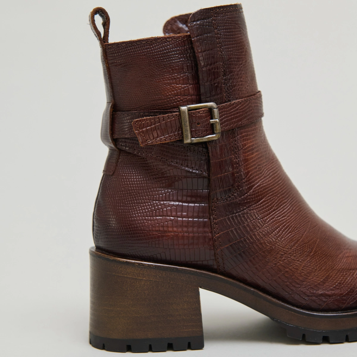 Bottines &agrave; bouts ronds et boucles en cuir reptile cognac | CLOVIS | Jonak
