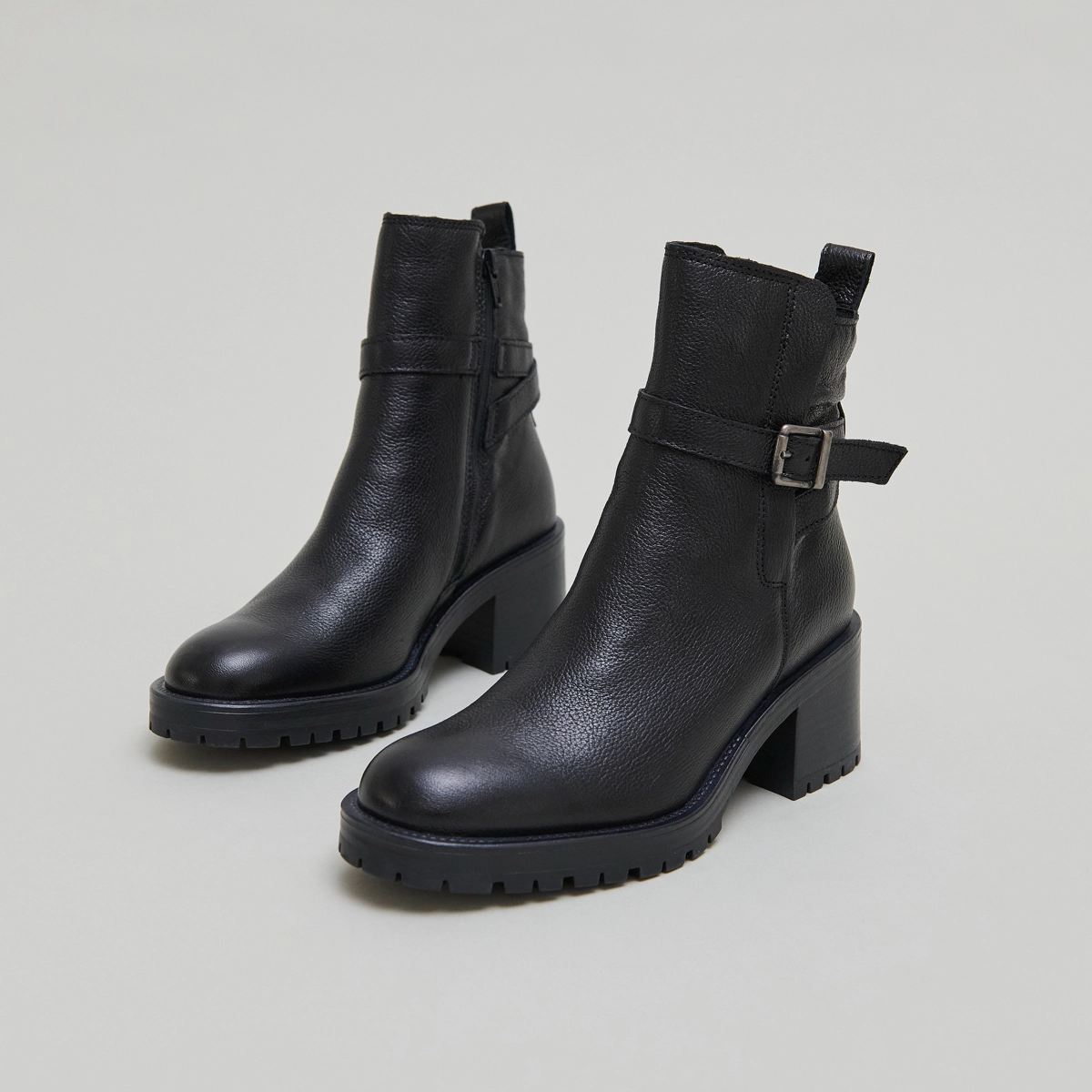 Bottines &agrave; bouts ronds et boucles en cuir grain&eacute; noir | CLOVIS | Jonak