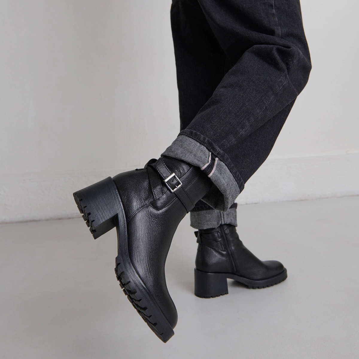 Bottines &agrave; bouts ronds et boucles en cuir grain&eacute; noir | CLOVIS | Jonak