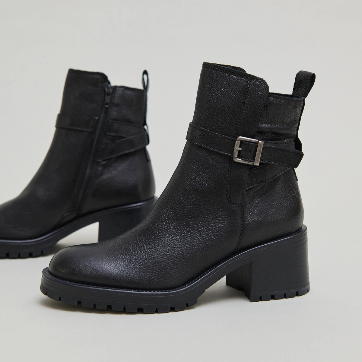 Bottines &agrave; bouts ronds et boucles en cuir grain&eacute; noir | CLOVIS | Jonak