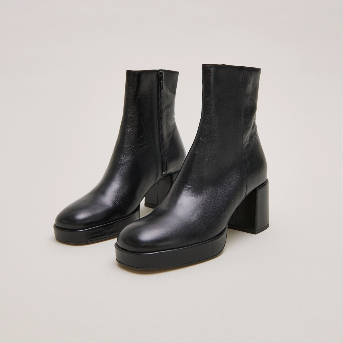 Bottines &agrave; bouts carr&eacute;s en cuir vieilli noir | VANVES | Jonak