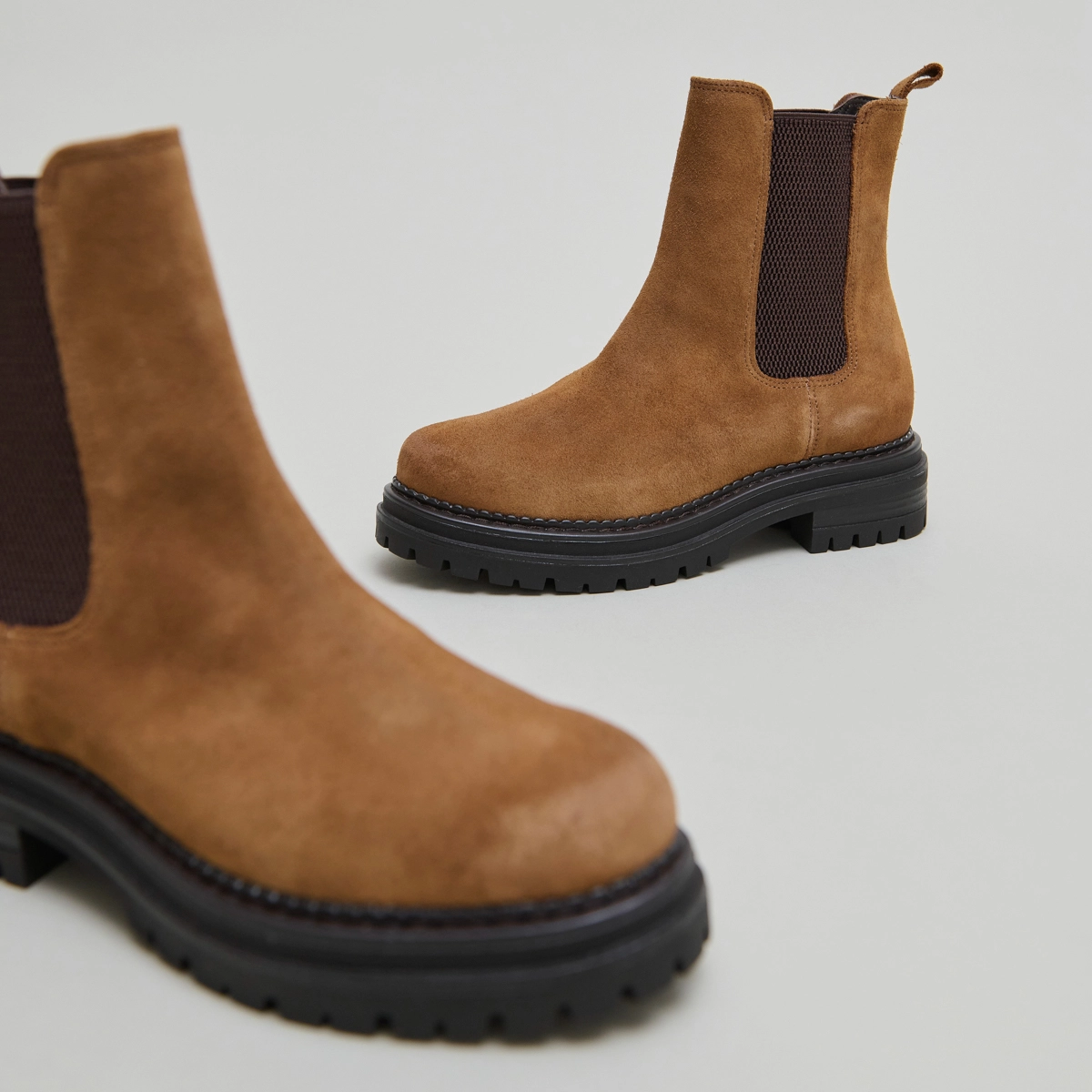 Bottines &agrave; semelles crant&eacute;es et &eacute;lastiqu... en croute cognac | ADALARD | Jonak