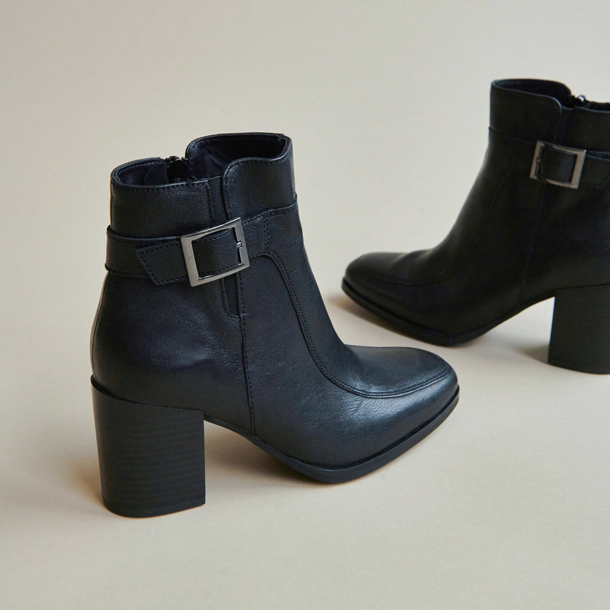 Bottines &agrave; talons et boucles en cuir noir | ADRIETTE | Jonak