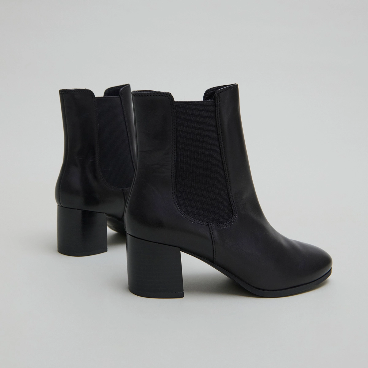 Bottines &agrave; talons et &eacute;lastiques en cuir noir | ALDERIC | Jonak