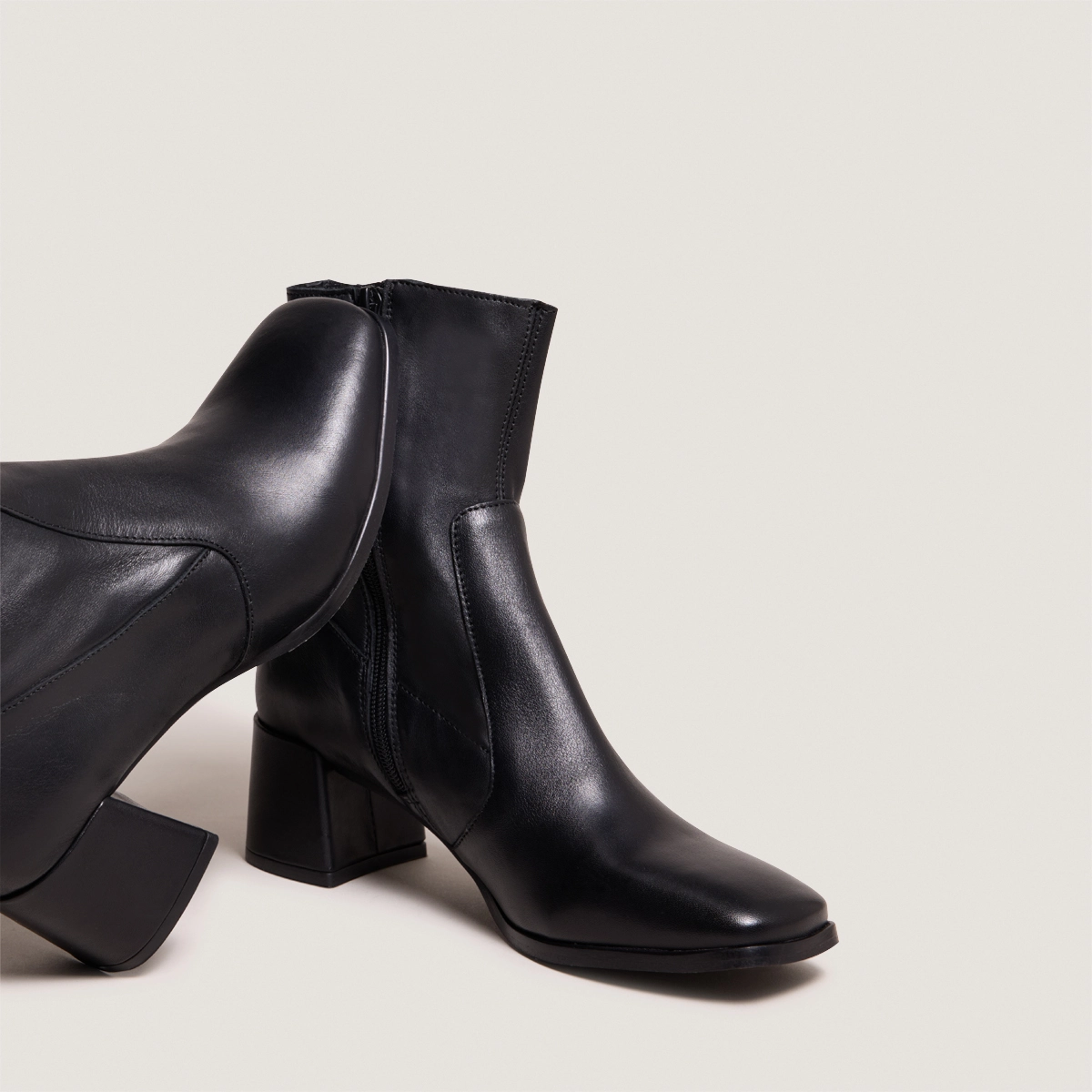 Bottines à bouts ovales en cuir noir | ARGENTAT | Jonak