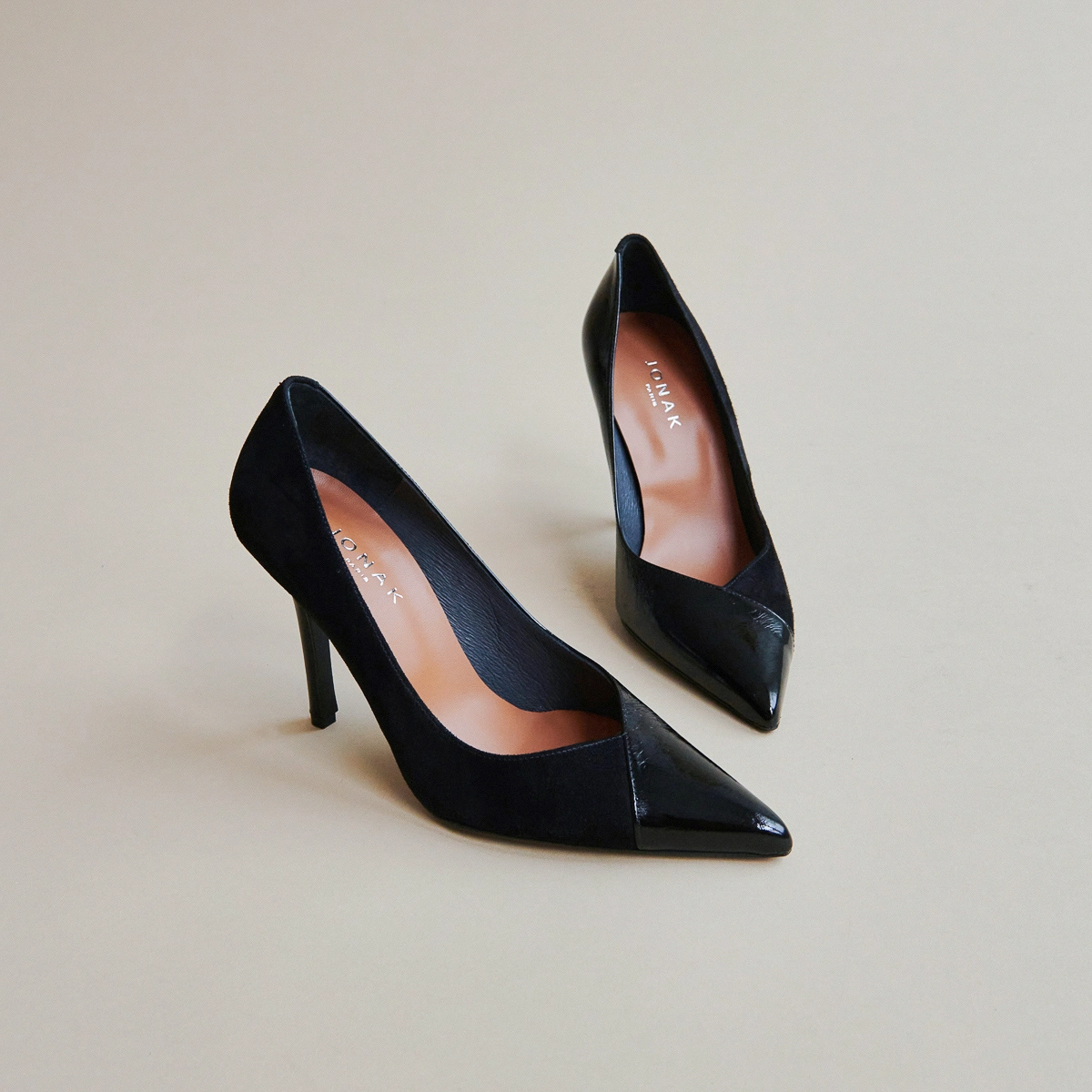 Escarpins pointus en cuir et velours noir | DOUG | Jonak
