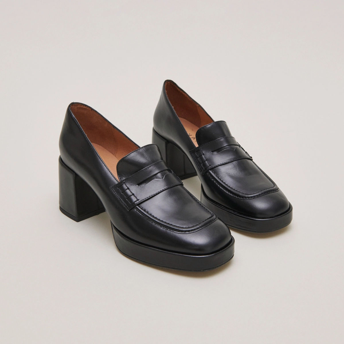 Mocassins &agrave; talons et bouts arrondis en cuir noir | VOLTURA | Jonak