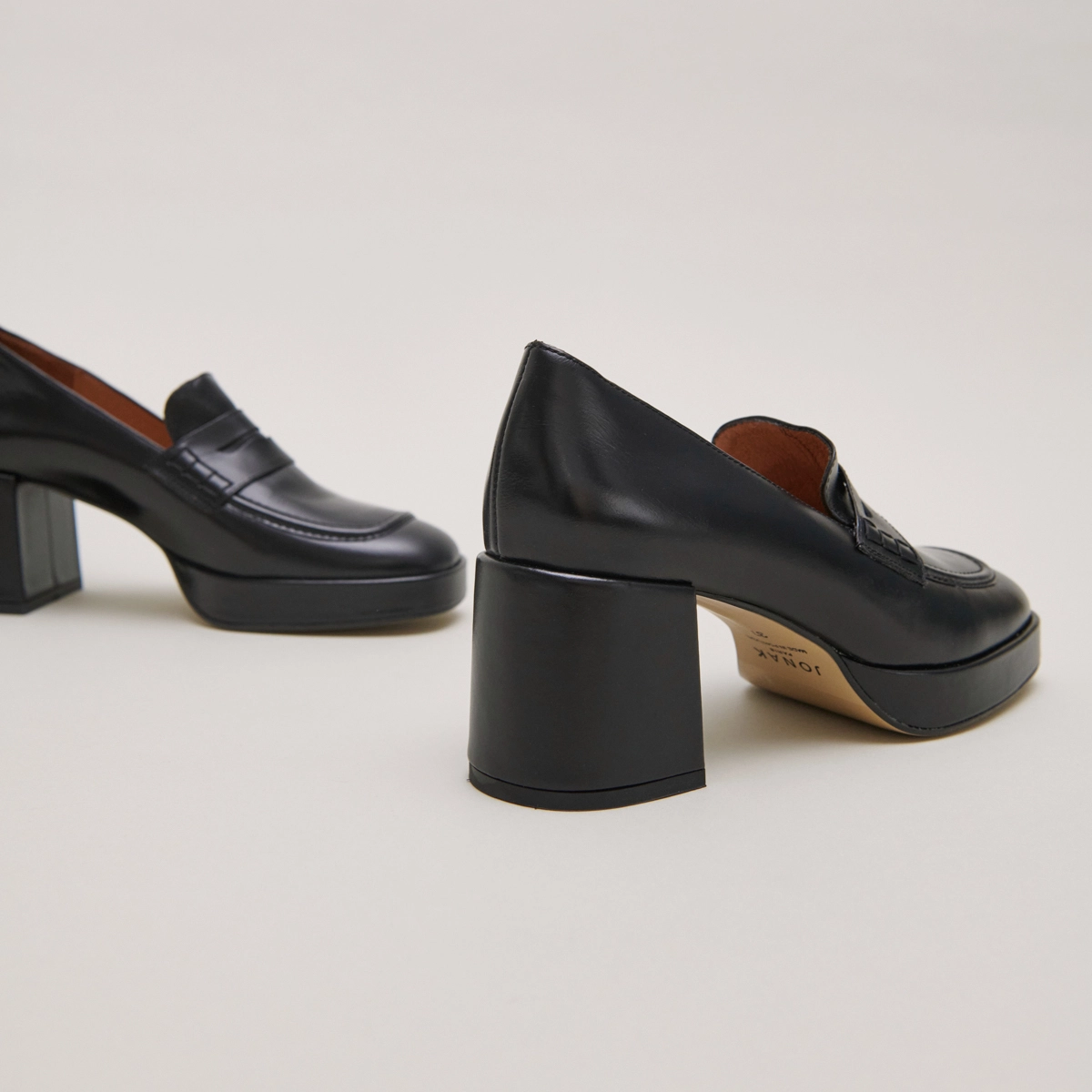 Mocassins &agrave; talons et bouts arrondis en cuir noir | VOLTURA | Jonak