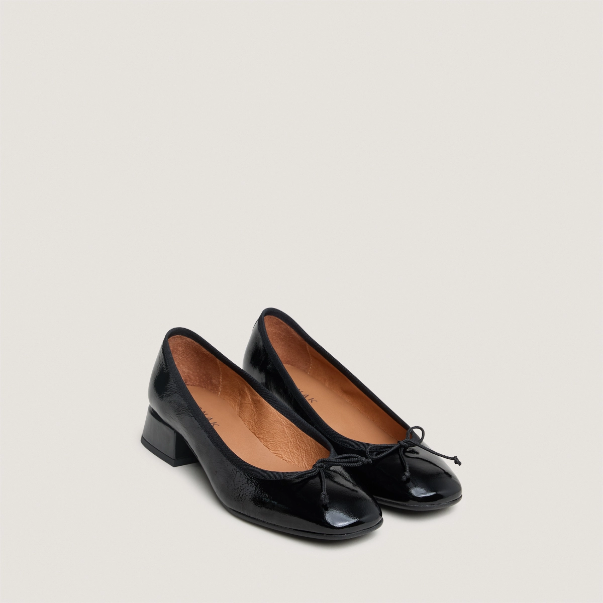 Ballerines à bouts carrés en vernis plissé noir | DYBIL | Jonak