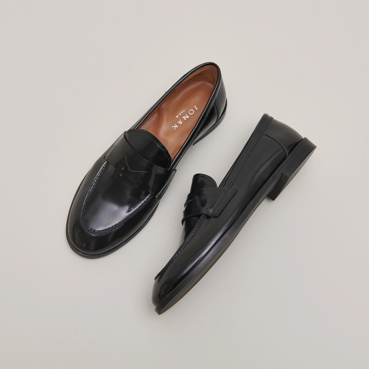 Mocassins à bouts ronds en cuir glacé noir | THELMA | Jonak
