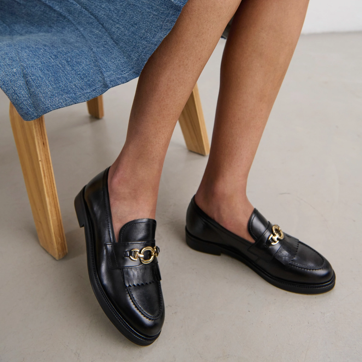 Mocassins à boucles dorées en cuir noir | DELPHES | Jonak