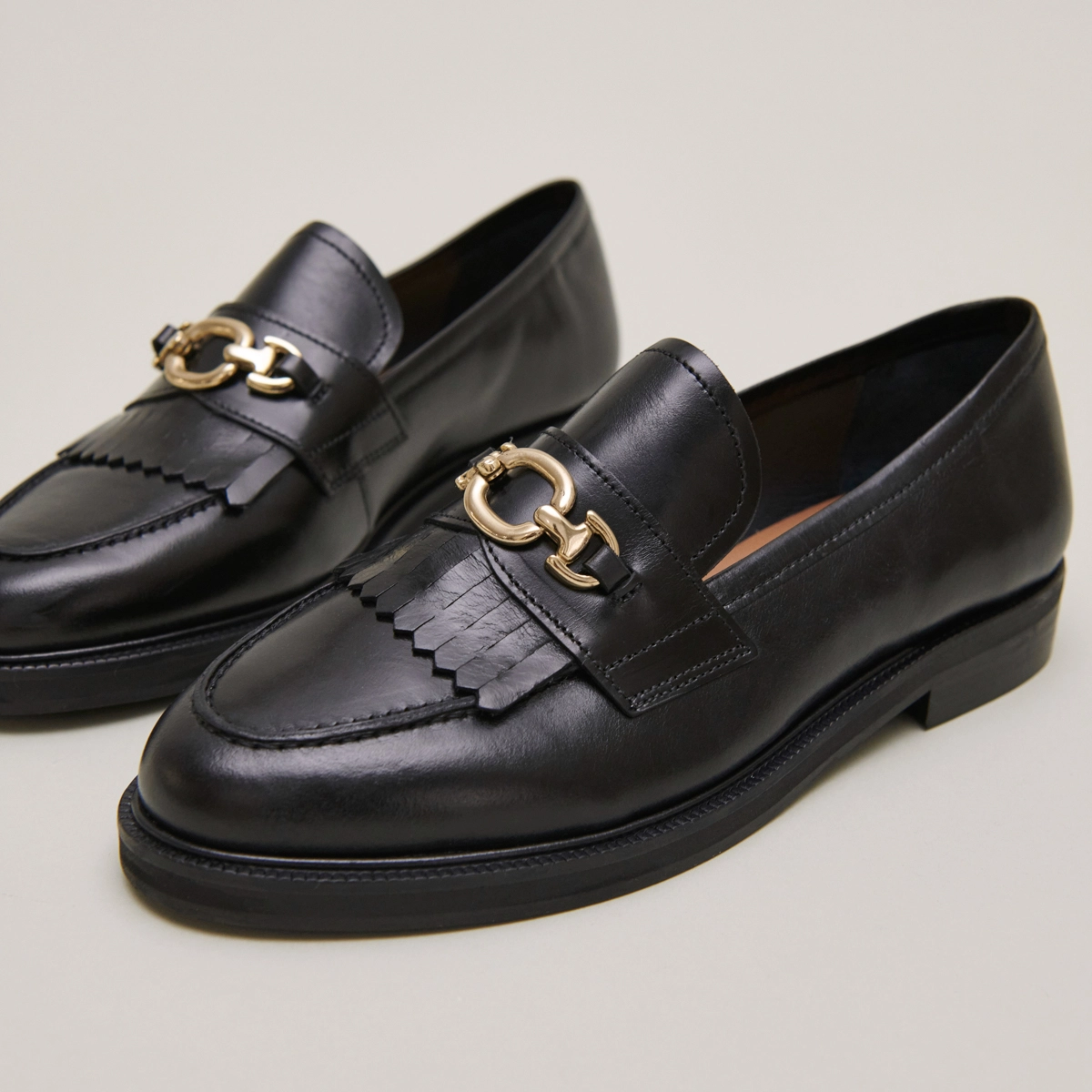 Mocassins à boucles dorées en cuir noir | DELPHES | Jonak