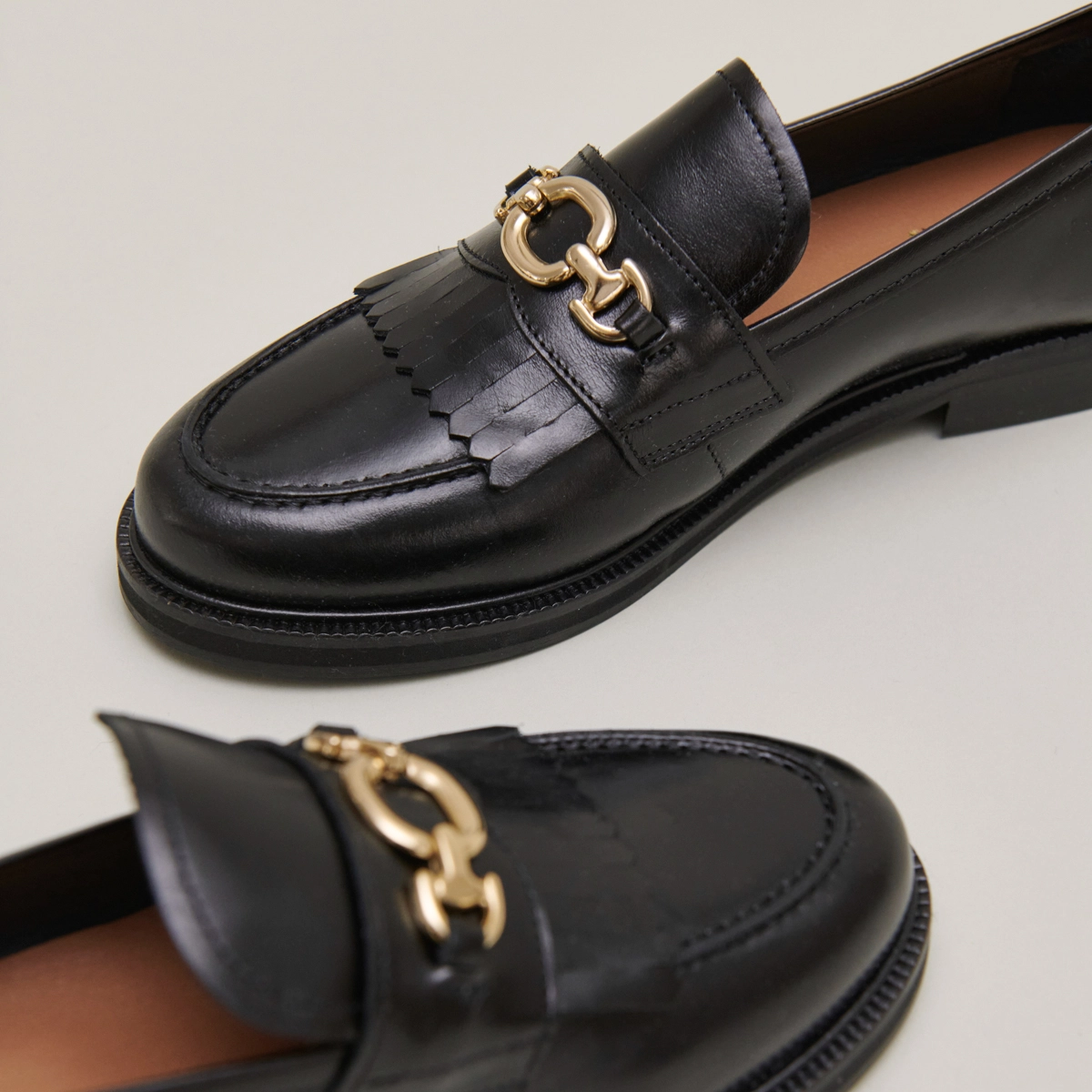 Mocassins à boucles dorées en cuir noir | DELPHES | Jonak