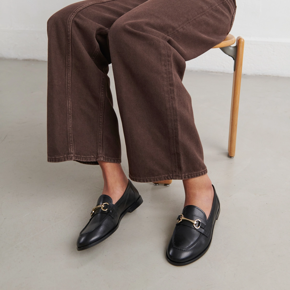 Mocassins &agrave; mors dor&eacute;s en cuir noir | DRAGUIGNAN | Jonak