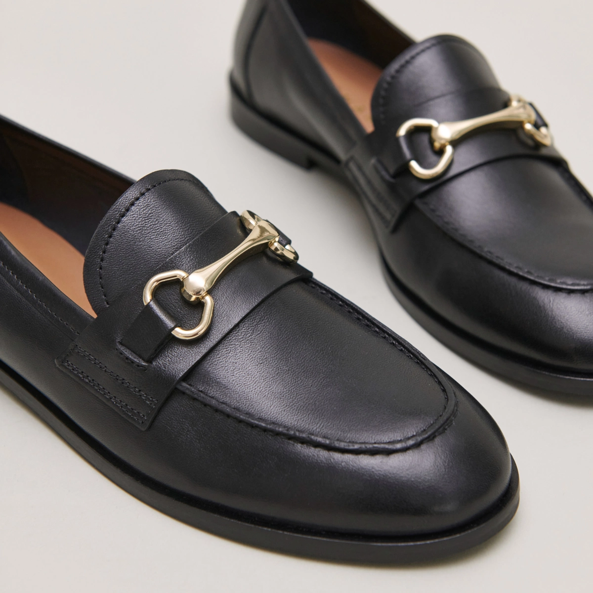 Mocassins &agrave; mors dor&eacute;s en cuir noir | DRAGUIGNAN | Jonak