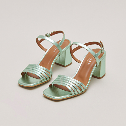 Sandales à bouts carrés et brides en cuir métallisé vert clair | VIVIENNE | Jonak