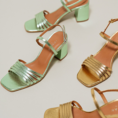 Sandales à bouts carrés et brides en cuir métallisé vert clair | VIVIENNE | Jonak