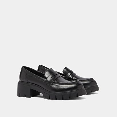 Mocassins à talons et semelles crantées.... en cuir noir | ARON | Jonak