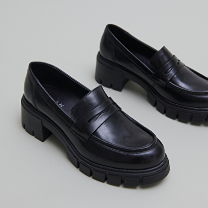 Mocassins à talons et semelles crantées.... en cuir noir | ARON | Jonak
