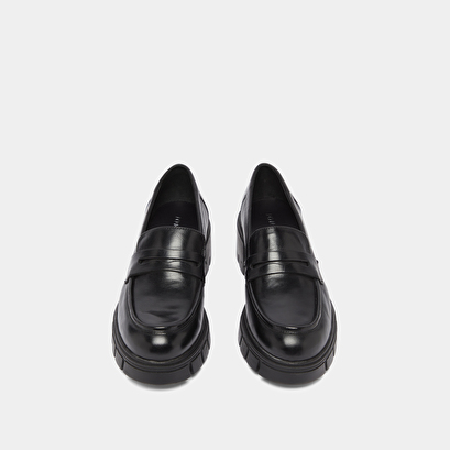 Mocassins à talons et semelles crantées.... en cuir noir | ARON | Jonak