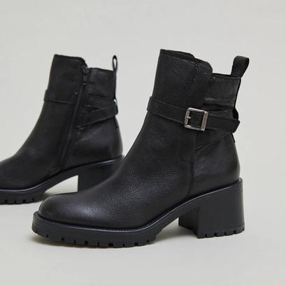 Bottines à bouts ronds et boucles noir