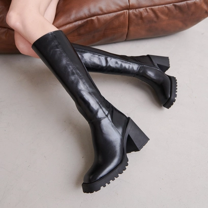 Bottes hautes &agrave; semelles crant&eacute;es et bou... en cuir noir | GENE