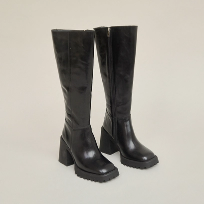 Bottes hautes &agrave; semelles crant&eacute;es et bou... en cuir noir | GENE