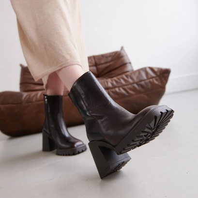 Bottines &agrave; semelles crant&eacute;es et bouts ca... en cuir marron | GENEVE