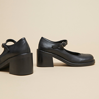 Babies à talons et semelles épaisses en cuir noir | MALAGA | Jonak