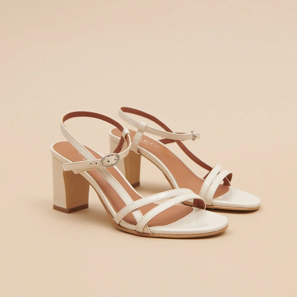 Sandales &agrave; talons et brides en cuir brillant ecru | VICOMTE | Jonak