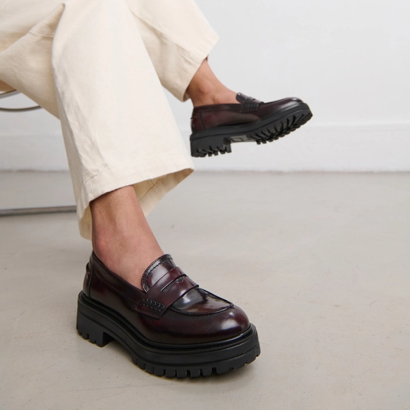 Mocassins &agrave; semelles crant&eacute;es en cuir patin&eacute; bordeaux | ALFI | Jonak