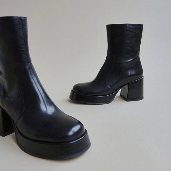 Bottines &agrave; talons et bouts carr&eacute;s en cuir noir | BALDWIN | Jonak