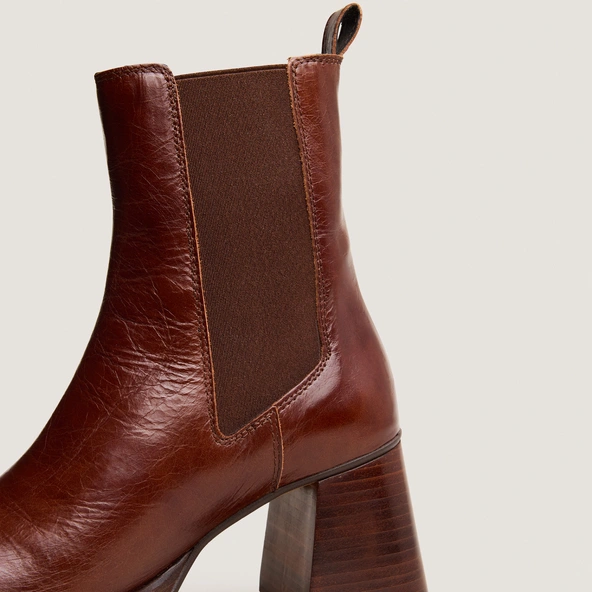 Bottines à bouts carrés et élastiques en cuir vieilli marron | BECCA | Jonak